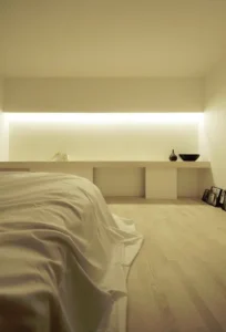 20 highlight a working or makeup table with hidden lights
