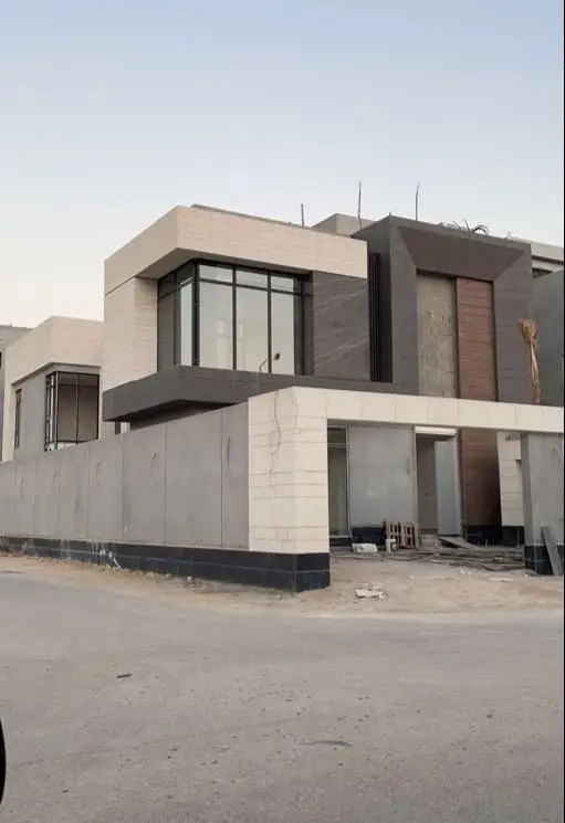 خدمات ترميمات عامة للمنازل والفلل تشمل إصلاح الجدران، إعادة تشطيب داخلي وخارجي، معالجة الرطوبة وتجديد الواجهات بأحدث التصاميم، مع ضمان جودة عالية تدوم طويلًا.